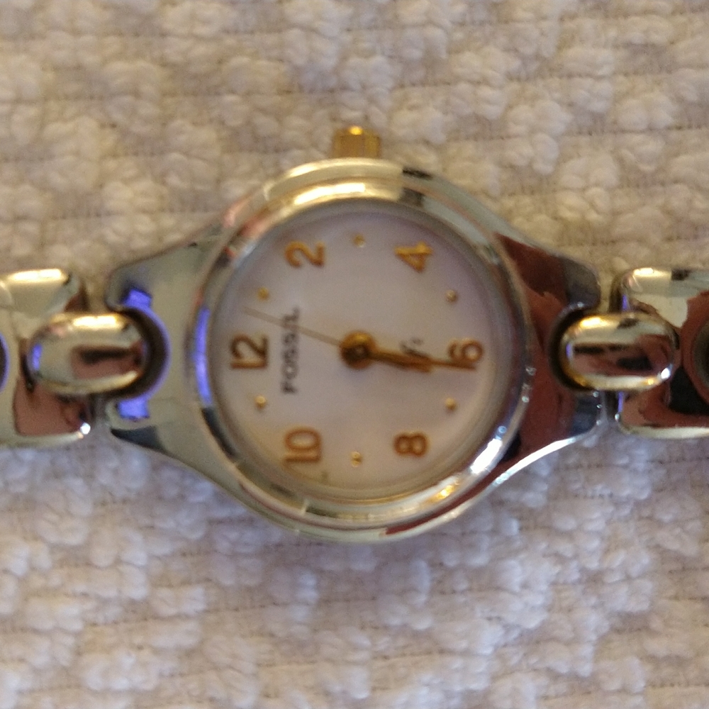 VGUC Fossil silverlink watch. Letters are in gold.